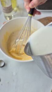 Tarte Tropézienne: französischer Brioche-Kuchen Tarte Tropézienne: französischer Brioche-Kuchen Tropezienne Schritt 27 Milch In Eigelb Einrühren