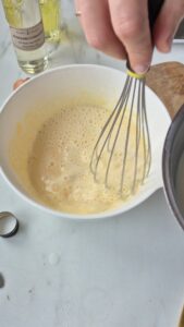 Tarte Tropézienne: französischer Brioche-Kuchen Tarte Tropézienne: französischer Brioche-Kuchen Tropezienne Schritt 28 Eier Aufschlagen Mit Schneebesen