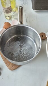 Tarte Tropézienne: französischer Brioche-Kuchen Tarte Tropézienne: französischer Brioche-Kuchen Tropezienne Schritt 30 Wasser Kochen Im Topf