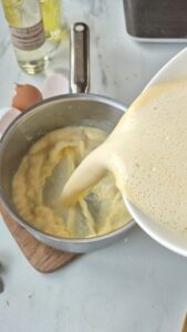 Tarte Tropézienne: französischer Brioche-Kuchen Tarte Tropézienne: französischer Brioche-Kuchen Tropezienne Schritt 31 Creme In Topf Giessen