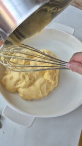 Tarte Tropézienne: französischer Brioche-Kuchen Tarte Tropézienne: französischer Brioche-Kuchen Tropezienne Schritt 34 Creme Einrühren Mit Schneebesen