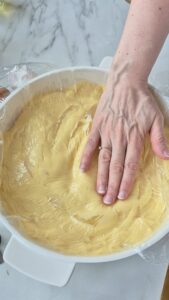 Tarte Tropézienne: französischer Brioche-Kuchen Tarte Tropézienne: französischer Brioche-Kuchen Tropezienne Schritt 37 Brioche Teig In Form Drücken