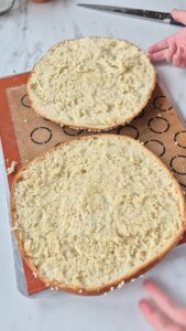 Tarte Tropézienne: französischer Brioche-Kuchen Tarte Tropézienne: französischer Brioche-Kuchen Tropezienne Schritt 39 Brioche Halbiert Auf Backblech
