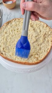 Tarte Tropézienne: französischer Brioche-Kuchen Tarte Tropézienne: französischer Brioche-Kuchen Tropezienne Schritt 41 Brioche Mit Sirup Bestreichen