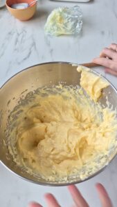 Tarte Tropézienne: französischer Brioche-Kuchen Tarte Tropézienne: französischer Brioche-Kuchen Tropezienne Schritt 45 Butterteig In Rührschüssel Mischen