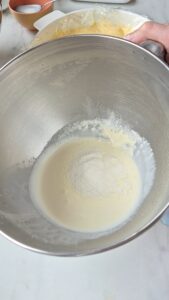 Tarte Tropézienne: französischer Brioche-Kuchen Tarte Tropézienne: französischer Brioche-Kuchen Tropezienne Schritt 46 Teig In Rührschüssel Mischen