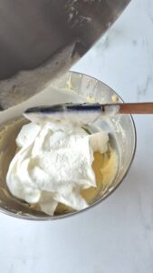 Tarte Tropézienne: französischer Brioche-Kuchen Tarte Tropézienne: französischer Brioche-Kuchen Tropezienne Schritt 48 Schlagsahne Unter Creme Heben
