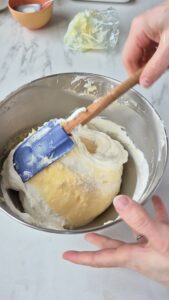 Tarte Tropézienne: französischer Brioche-Kuchen Tarte Tropézienne: französischer Brioche-Kuchen Tropezienne Schritt 49 Brioche Teig In Schüssel Falten