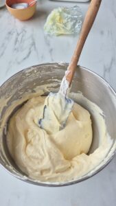 Tarte Tropézienne: französischer Brioche-Kuchen Tarte Tropézienne: französischer Brioche-Kuchen Tropezienne Schritt 50 Creme In Schüssel Rühren