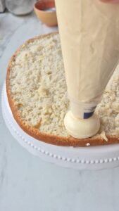Tarte Tropézienne: französischer Brioche-Kuchen Tarte Tropézienne: französischer Brioche-Kuchen Tropezienne Schritt 51 Creme In Brioche Spritzen