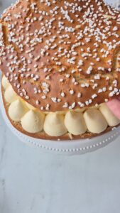 Tarte Tropézienne: französischer Brioche-Kuchen Tarte Tropézienne: französischer Brioche-Kuchen Tropezienne Schritt 55 Tarte Tropezienne Dekoration Nahaufnahme