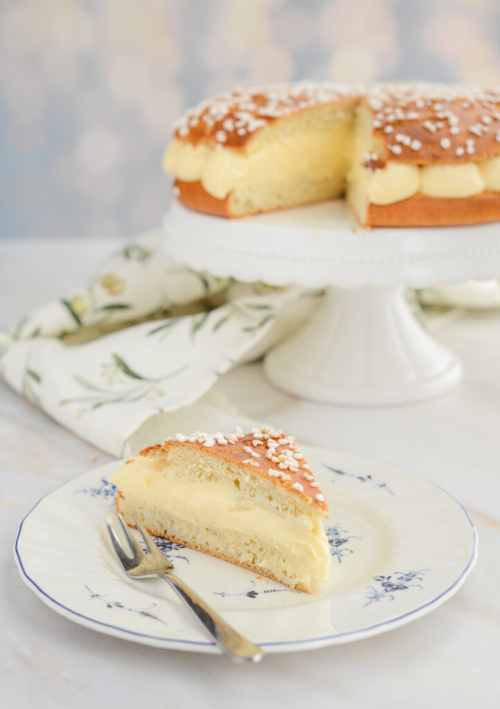 Tarte Tropézienne: französischer Brioche-Kuchen Tarte Tropézienne: französischer Brioche-Kuchen Tropezienne Torte Rezept Kuchen Cote D Azur