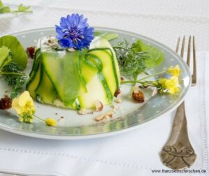 Zucchini-Frischkäse Terrine mit Feigen und Haselnüssen