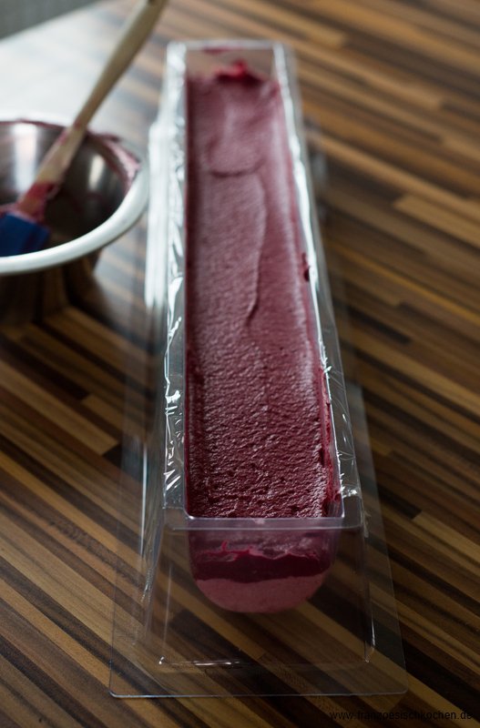 Bûche glacée aux fruits rouges ( geeiste Rote-Beeren-Bûche ) Rezept