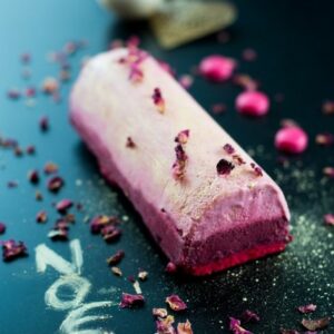 Geeiste Rote-Beeren-Bûche