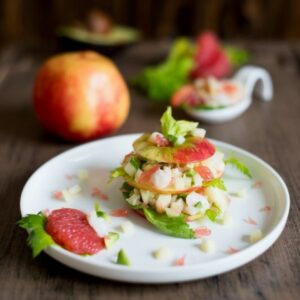 Mille-feuille von Äpfeln, Garnelen und Grapefruit
