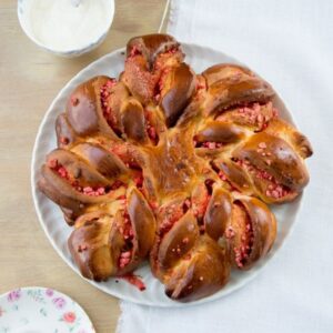 Hefeteig-Blumen mit Rosa Pralines aus Lyon (Brioche-Fleur aux pralines roses de Lyon)