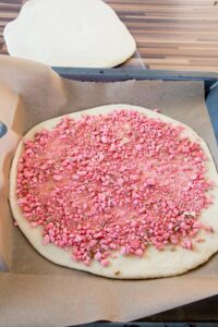 Hefeteig-Blumen mit Rosa Pralines aus Lyon (Brioche-Fleur aux pralines roses de Lyon) Hefeteig Blumen Rezept Schritt 4 Teig Mit Pralines Belegt