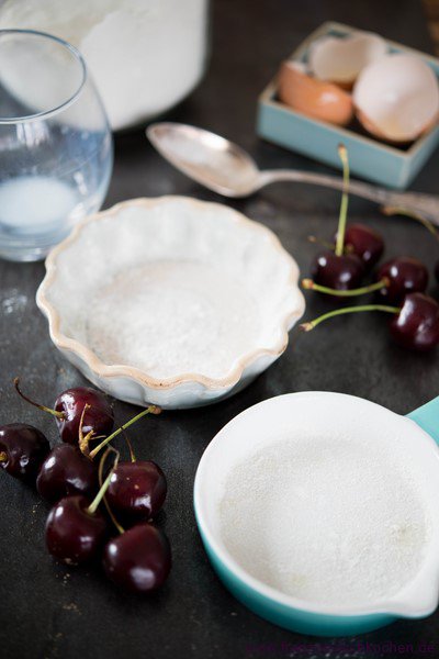 Clafoutis aux cerises et aux fleurs (Clafoutis mit Kirschen und Blumen ...