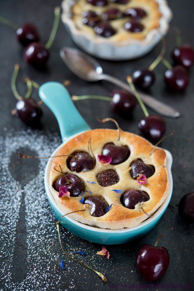 Clafoutis aux cerises et aux fleurs (Clafoutis mit Kirschen und Blumen ...