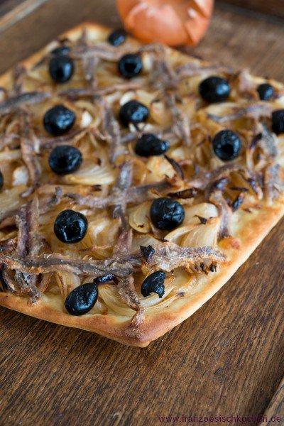 Pissaladière de Nice (Pissaladière aus Nizza mit Zwiebeln und Anchovis) DSC_1207-1-Kopie