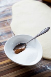 Brioche aux prunes (Brioche Röllchen mit Pflaumen oder Zwetschgen) Brioche Mit Zwetschgen Schritt 10 Zimt Zucker Mischung In Schale