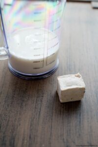 Brioche aux prunes (Brioche Röllchen mit Pflaumen oder Zwetschgen) Brioche Mit Zwetschgen Schritt 3 Hefe Und Milch Vorbereiten