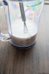 Brioche aux prunes (Brioche Röllchen mit Pflaumen oder Zwetschgen) Brioche Mit Zwetschgen Schritt 4 Milch In Messbecher Aufschlagen