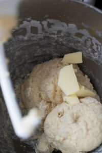 Brioche aux prunes (Brioche Röllchen mit Pflaumen oder Zwetschgen) Brioche Mit Zwetschgen Schritt 6 Butter Zum Teig Geben