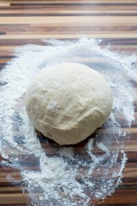 Brioche aux prunes (Brioche Röllchen mit Pflaumen oder Zwetschgen) Brioche Mit Zwetschgen Schritt 8 Brioche Teig Geformt Auf Arbeitsfläc