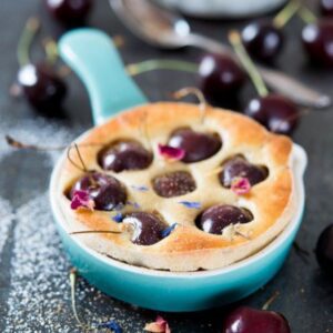 Clafoutis aux cerises et aux fleurs (Clafoutis mit Kirschen und Blumen)