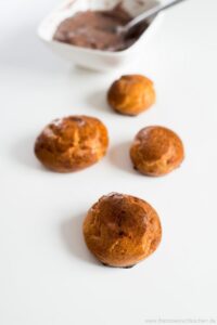 Religieuse au chocolat (Schokoladen-Windbeutel) Religieuse au chocolat (Schokoladen-Windbeutel) Schokoladen Windbeutel Schritt 20 Profiteroles Ohne Füllung Undekorie 200x300
