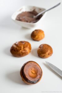 Religieuse au chocolat (Schokoladen-Windbeutel) Religieuse au chocolat (Schokoladen-Windbeutel) Schokoladen Windbeutel Schritt 21 Windbeutel Aufschneiden Vorbereitung 200x300