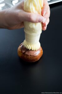 Religieuse au chocolat (Schokoladen-Windbeutel) Religieuse au chocolat (Schokoladen-Windbeutel) Schokoladen Windbeutel Schritt 27 Creme Auf Windbeutel Spritzen 200x300