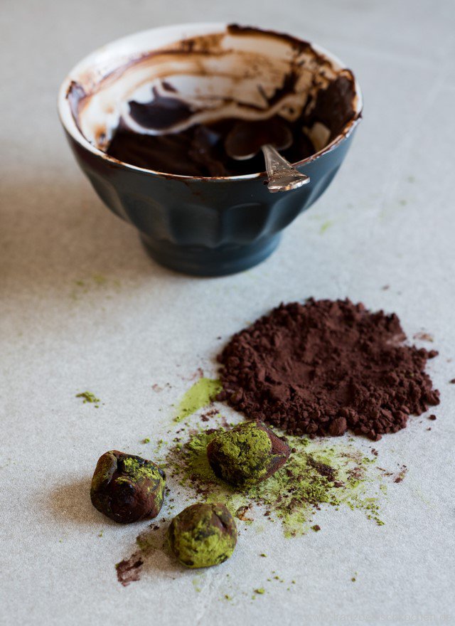 Truffes noires au Matcha (Matcha Trüffeln mit Bitterschokolade) Rezept