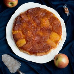 Tarte tatin au caramel au beurre salé (Tatin Apfeltarte mit Salzbutter-Karamell)