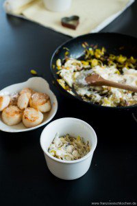Feuilleté aux Saint-Jacques et fondue de poireaux (Jakobsmuscheln und Porree im Blätterteig ) DSC_8293 1 Kopie 200x300