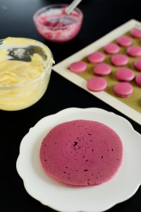 Gateau de Macarons Myrtilles et Violettes ( Macarons Kuchen mit Blaubeeren und Veilchen ) DSC_9072-1-Kopie-200x300