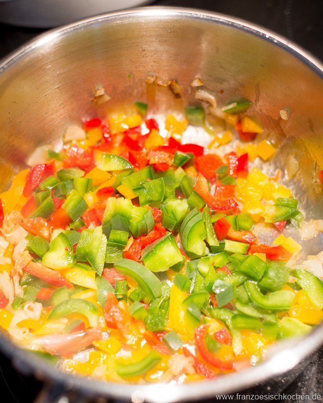  Baskisches Gemüse Schritt 5 Paprika Zwiebeln Anbraten Pfanne
