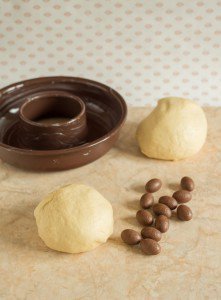 Oster-Brioche mit Pralinen (Brioche de Pâques fourrée aux Pralinés) Oster-Brioche mit Pralinen (Brioche de Pâques fourrée aux Pralinés) DSC_2189 1 Kopie 221x300