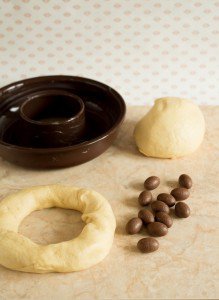 Oster-Brioche mit Pralinen (Brioche de Pâques fourrée aux Pralinés) Oster-Brioche mit Pralinen (Brioche de Pâques fourrée aux Pralinés) DSC_2191 1 Kopie 219x300