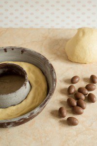 Oster-Brioche mit Pralinen (Brioche de Pâques fourrée aux Pralinés) Oster-Brioche mit Pralinen (Brioche de Pâques fourrée aux Pralinés) DSC_2193 1 Kopie 200x300