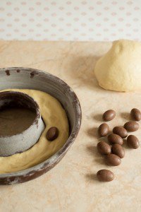 Oster-Brioche mit Pralinen (Brioche de Pâques fourrée aux Pralinés) Oster-Brioche mit Pralinen (Brioche de Pâques fourrée aux Pralinés) DSC_2194 1 Kopie 200x300
