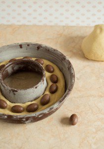 Oster-Brioche mit Pralinen (Brioche de Pâques fourrée aux Pralinés) Oster-Brioche mit Pralinen (Brioche de Pâques fourrée aux Pralinés) DSC_2196 1 Kopie 210x300