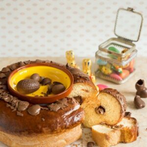 Oster-Brioche mit Pralinen (Brioche de Pâques fourrée aux Pralinés)