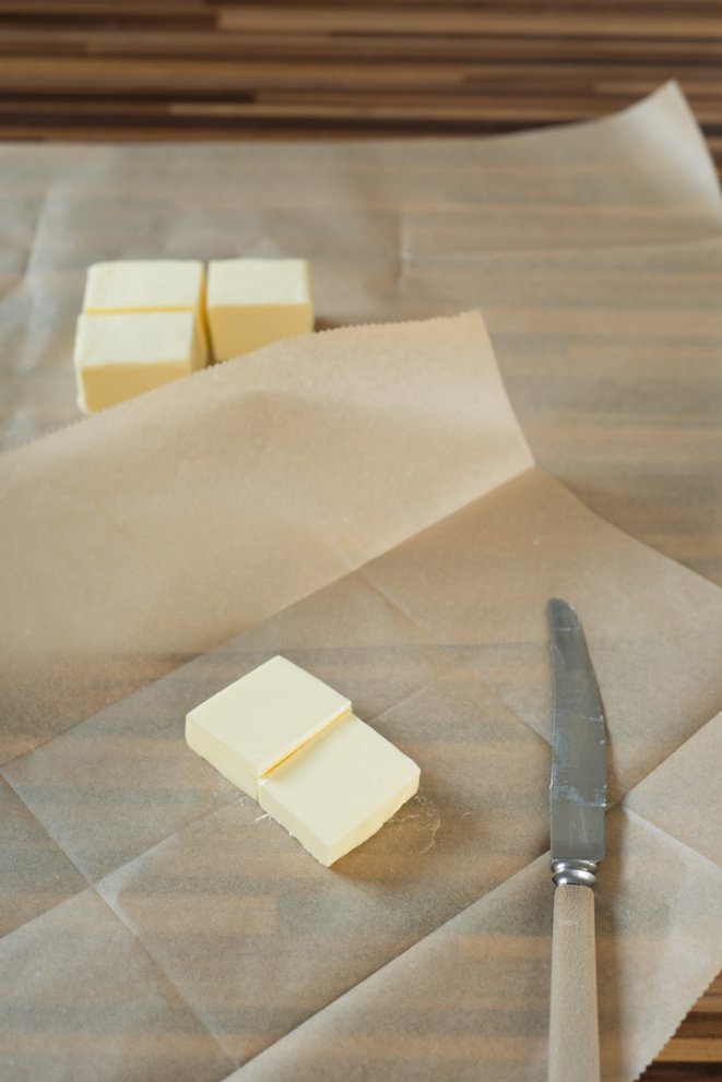  Hefe Blätterteig Schritt 2 Butter Portioniert Auf Backpapier