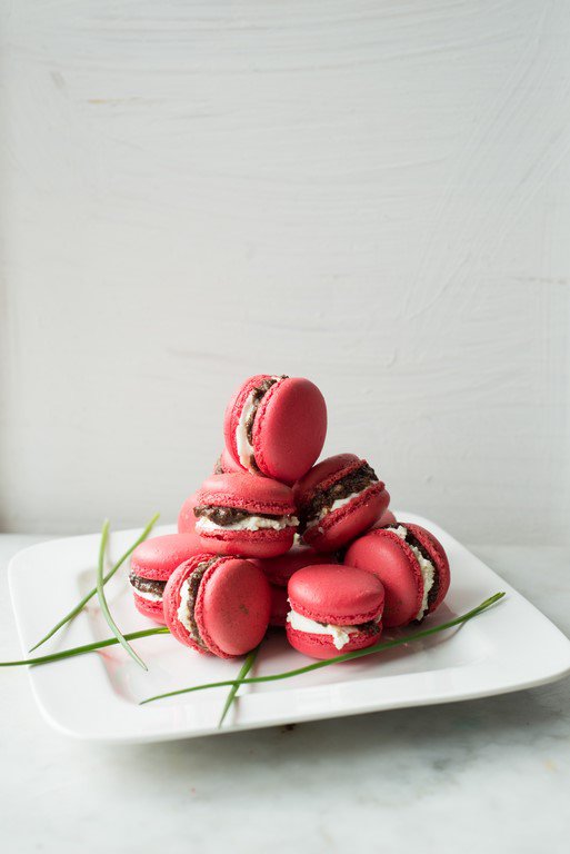 Herzhafte Macarons mit Tapenade und Olivenöl - Macarons à la tapenade pour l'apéritif Herzhafte Macarons Backen Rezept