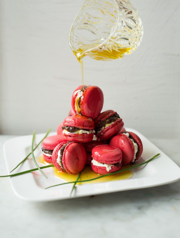 Herzhafte Macarons mit Tapenade und Olivenöl - Macarons à la tapenade pour l'apéritif Herzhafte Macarons Mit Frischkäse Tapenade