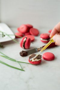 Herzhafte Macarons mit Tapenade und Olivenöl - Macarons à la tapenade pour l'apéritif Herzhafte Macarons Rezept Einfach Lecker 3