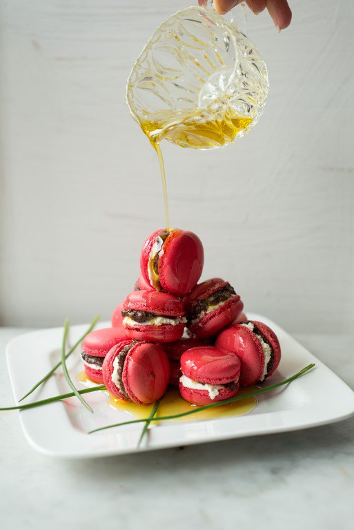 Herzhafte Macarons mit Tapenade und Olivenöl - Macarons à la tapenade pour l'apéritif Salzige Macarons Mit Olivenöl Buffet